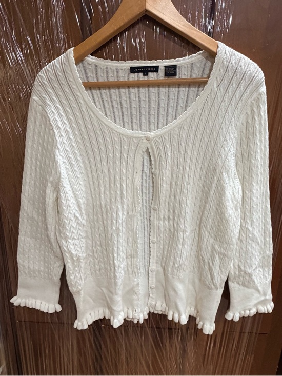 JEANNE PIERRE Tops - JEANNE PIERRE Cream Cable-Knit Scalloped Button Cardigan